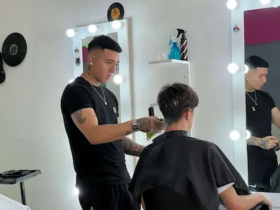 barbero cortando el pelo a cliente